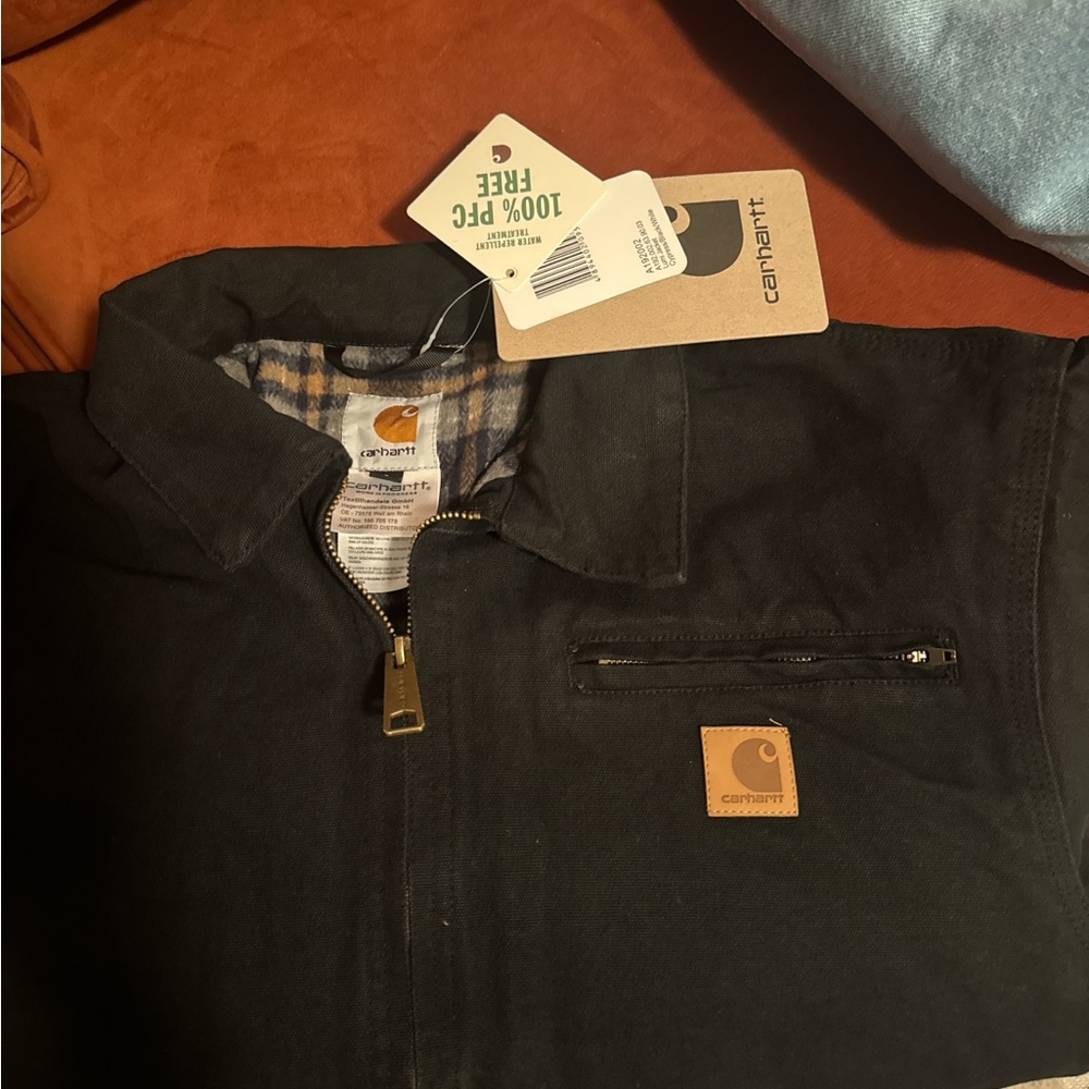 Carhartt Black Jacket with Plaid Lining - Picture 5 of 5